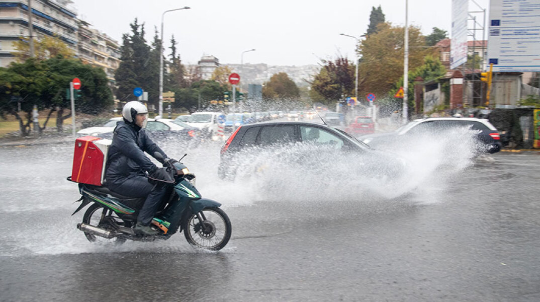 Κακοκαιρία: Πλημμυρισμένος δρόμος στη Θεσσαλονίκη