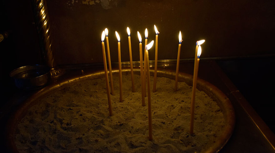 Αναμμένα κεριά σε εκκλησία