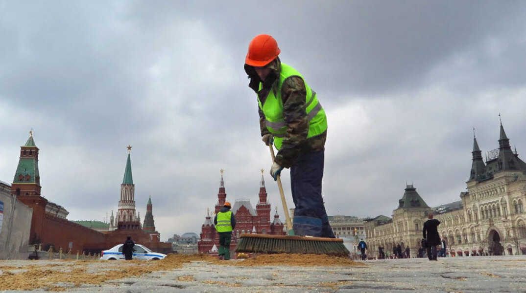 Ρωσία: Καθαρισμός από συνεργείο στην Κόκκινη Πλατεία της Μόσχας