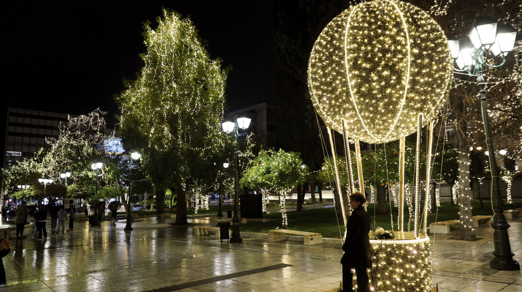 Χριστούγεννα 2020: Στολίδι «αερόστατο» στην πλατεία Συντάγματος