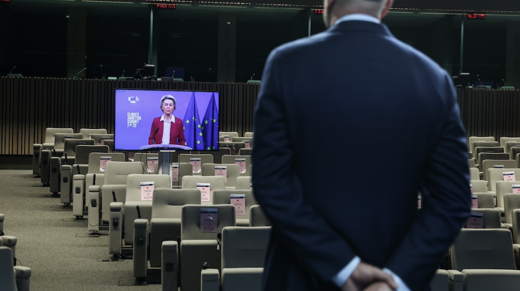 Ο Σαρλ Μισέλ παρακολουθεί ομιλία της Ούρσουλα φαν ντερ Λάινεν