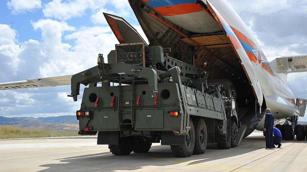 Εκτοξευτήρες S-400 φορτώνονται σε ρωσικό μεταγωγικό αεροσκάφος
