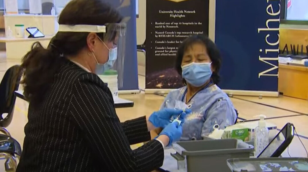 Η Ανίτα Κουίντατζεν, νοσηλεύτρια σε οίκο ευγηρίας, είναι το πρώτο άτομο που έκανε το εμβόλιο κατά του κορωνοϊού στον Καναδά