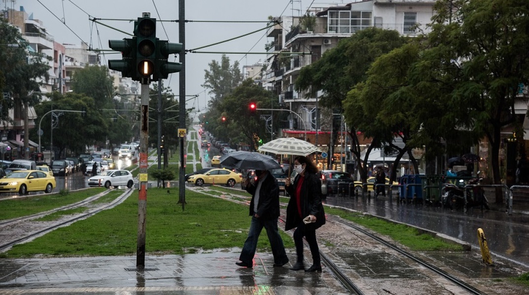 Βροχή - Πολίτες με ομπρέλα