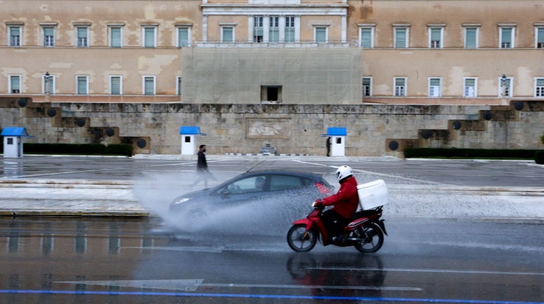 Στιγμιότυπο από τη βροχή στο κέντρο της Αθήνας 