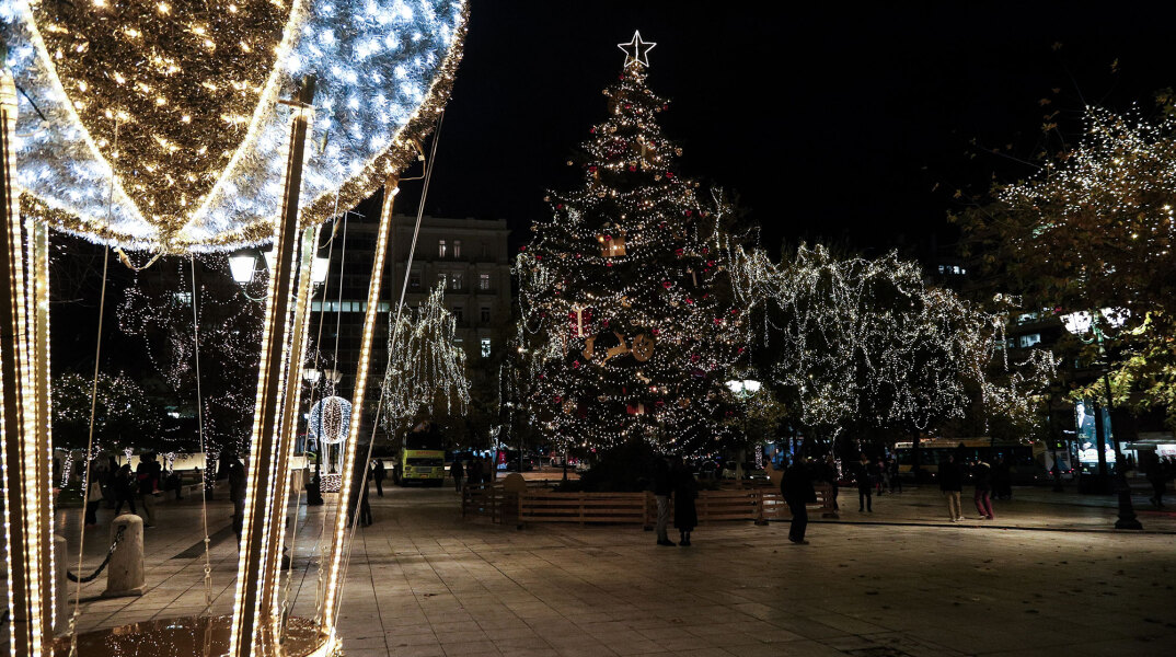 Το στολισμένο χριστουγεννιάτικο δέντρο στην πλατεία Συντάγματος