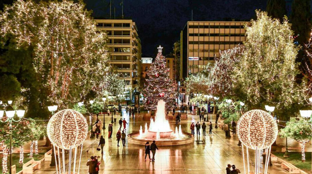 Χριστούγεννα 2020: Γιορτινή ατμόσφαιρα στην πλατεία Συντάγματος, με το χριστουγεννιάτικο δέντρο να δεσπόζει στο κέντρο