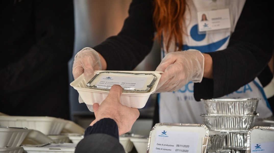 Η κινητή καντίνα του Project ARCA μοιράζει φαγητό 