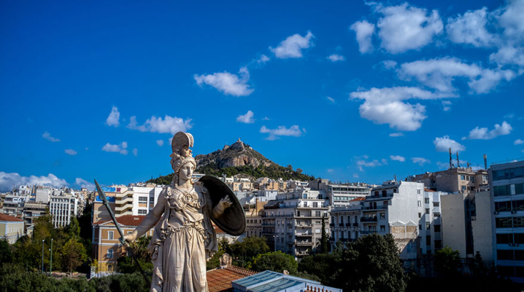 Άποψη του αγάλματος της Αθηνάς στα Προπύλαια