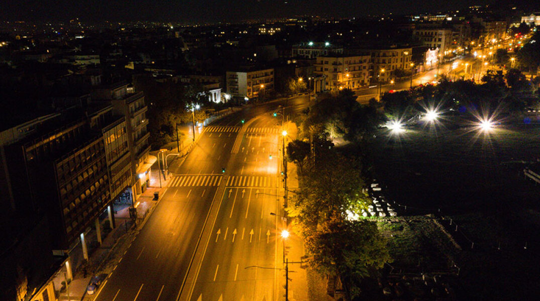 Άδειος ο δρόμος που περνά δίπλα από τον ναό του Ολυμπίου Διός στην Αθήνα