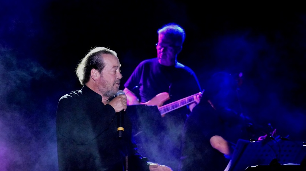 Ο τραγουδιστής Γιάννης Πάριος κατά τη διάρκεια συναυλίας