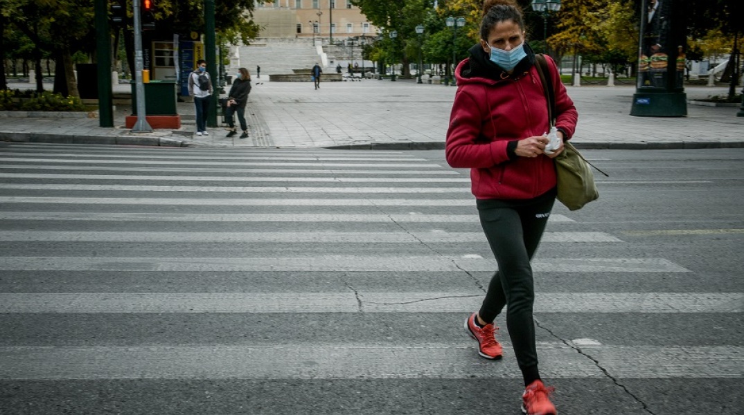 Γυναίκα με μάσκα στο κέντρο της Αθήνας