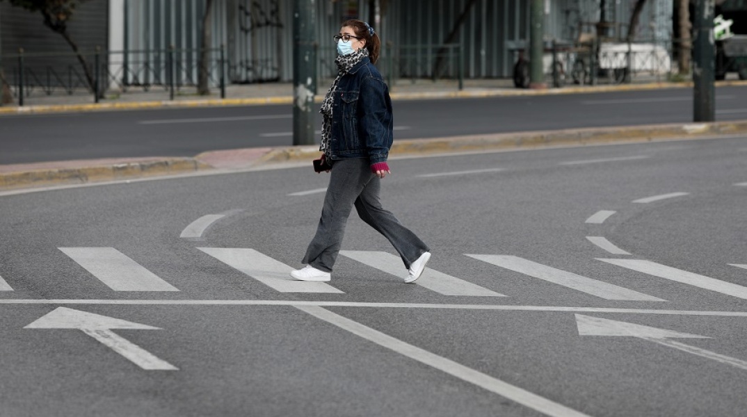 Γυναίκα με μάσκα σε δρόμο της Αθήνας 