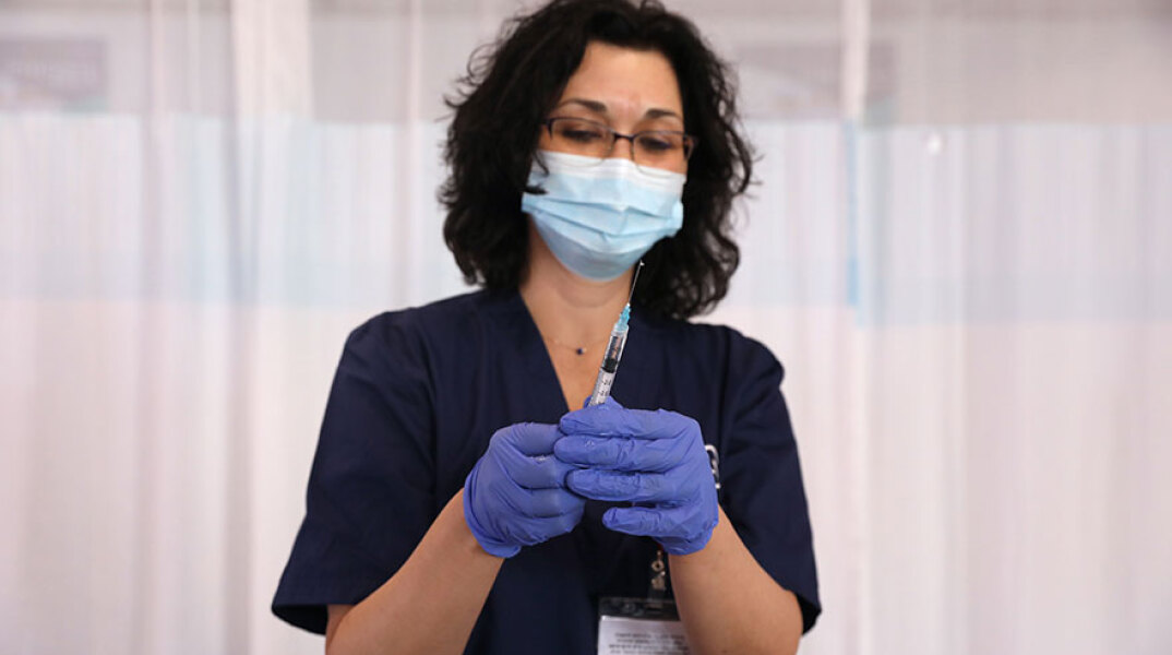 Νοσηλεύτρια ετοιμάζεται να χορηγήσει εμβόλιο (ΦΩΤΟ ΑΡΧΕΙΟΥ)