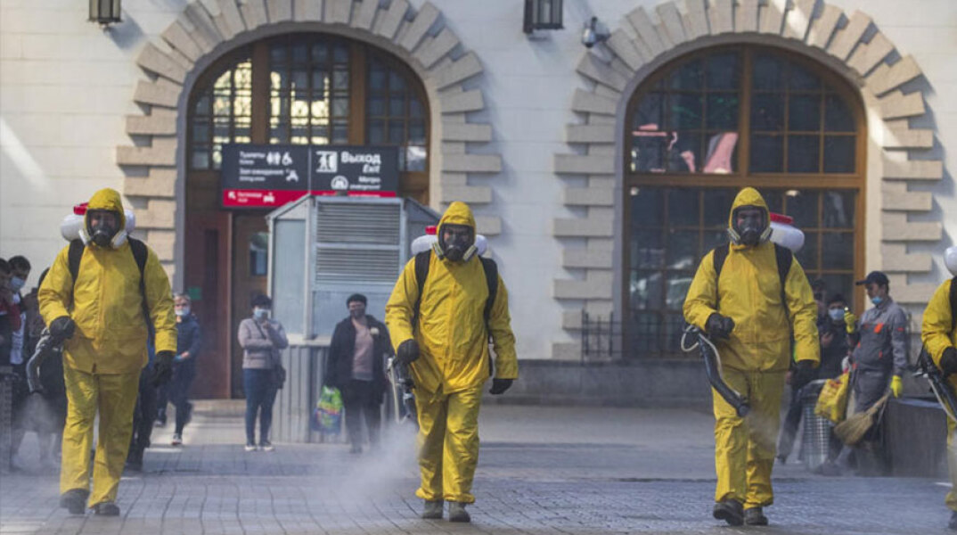Απολύμανση για τον κορωνοϊό έξω από σιδηροδρομικό σταθμό στη Μόσχα