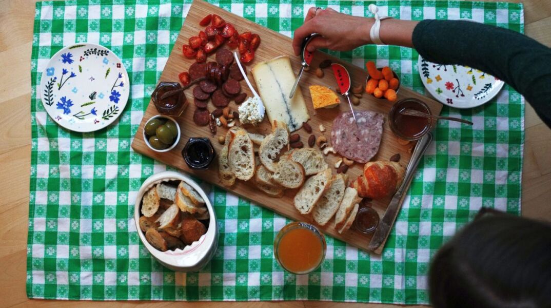 Η Μανίνα Ζουμπουλάκη γράφει για τα μπακάλικα που πλέον έχουν τα πάντα