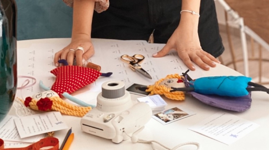 Τραπέζι με κινητό, φωτογραφική μηχανή, κουκλάκια