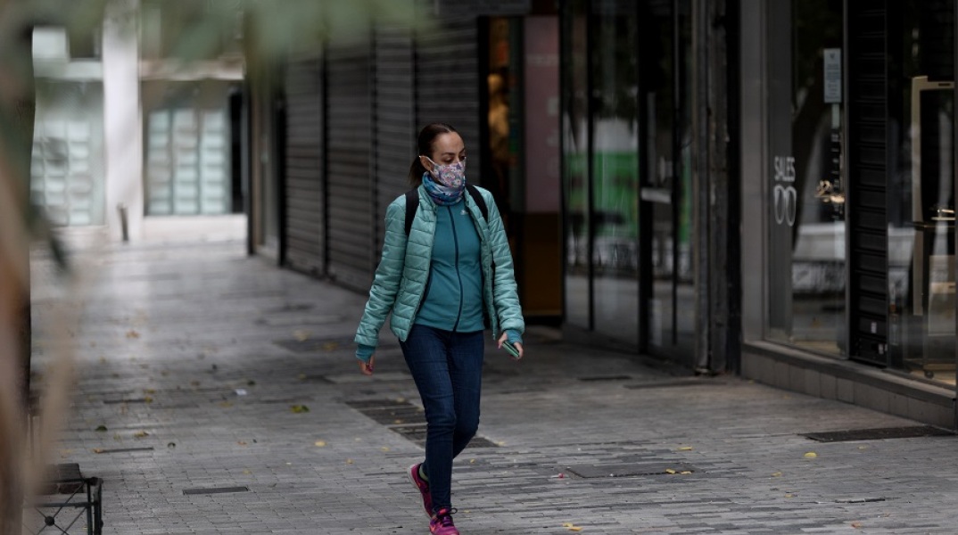 Γυναίκα με μάσκα 