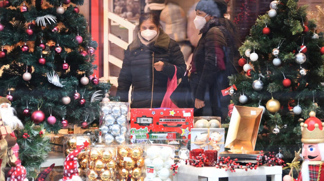 Μιλάνο: Πελάτισσες με μάσκα για τον κορωνοϊό σε κατάστημα με χριστουγεννιάτικα
