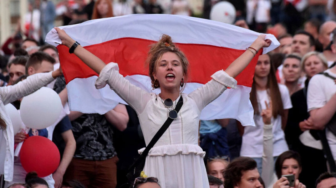 Νεαρή κοπέλα σε διαδήλωση της αντιπολίτευσης κατά του προέδρου Αλεξάντερ Λουκασένκο