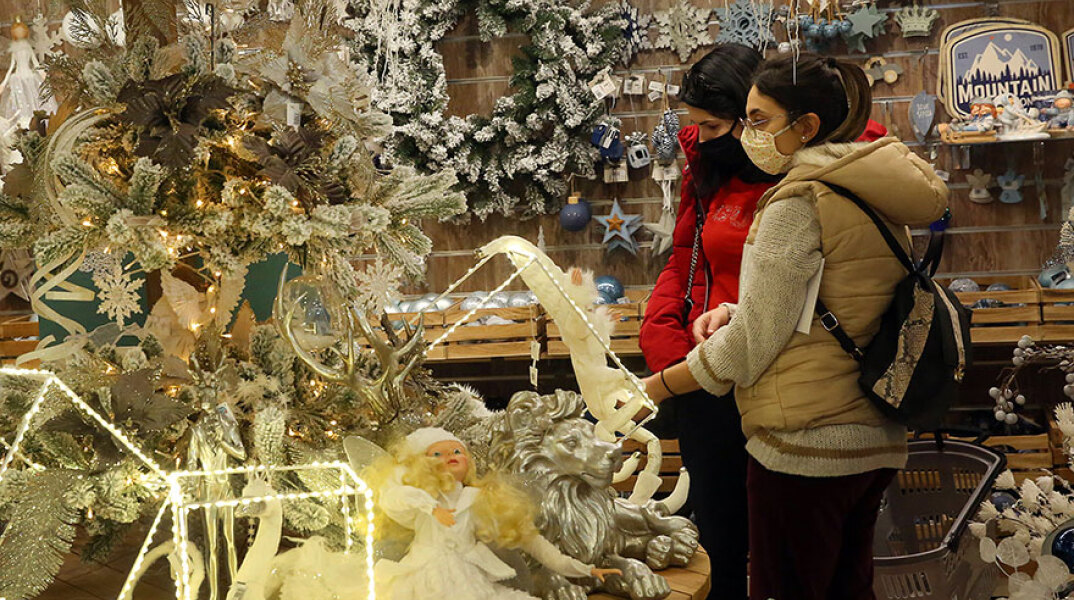Χριστούγεννα 2020: Γυναίκες με μάσκα για τον κορωνοϊό μέσα σε κατάστημα με χριστουγεννιάτικα είδη στην Αθήνα