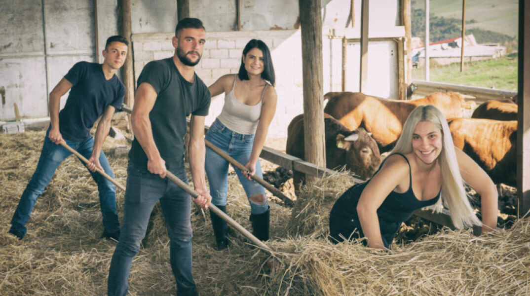 Λάρισα: Σέξι αγρότες και αγρότισσες στο ημερολόγιο του Πολιτιστικού Συλλόγου Σκοπιάς Φαρσάλων