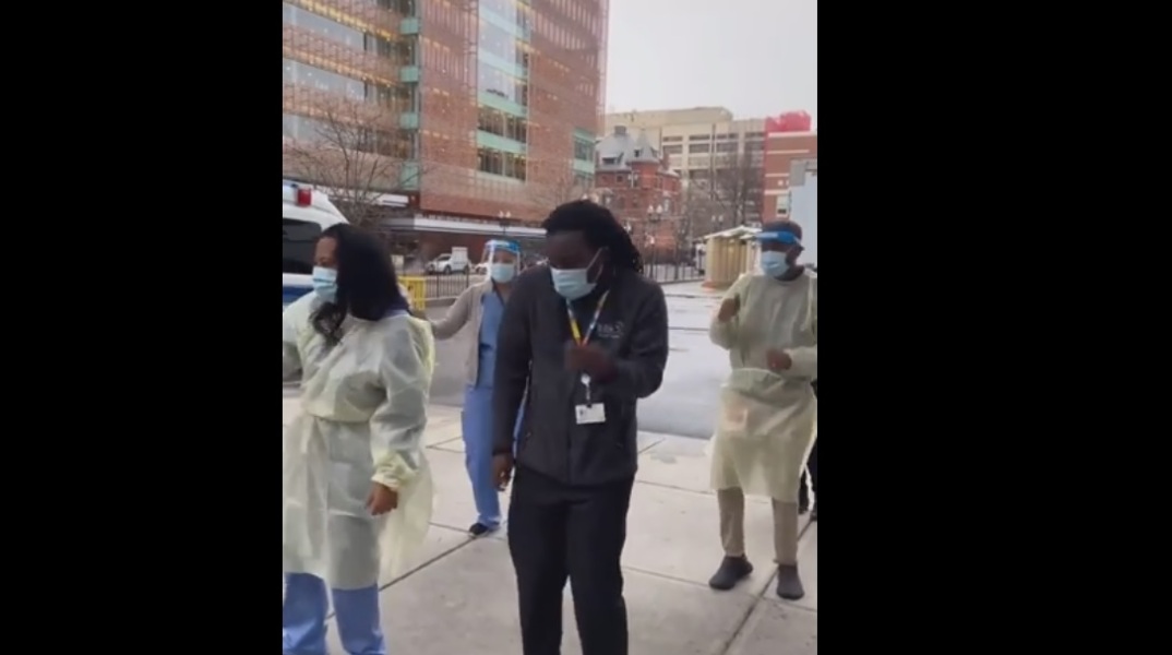 Γιατροί και νοσηλευτές χορεύουν κατά την άφιξη των εμβολίων