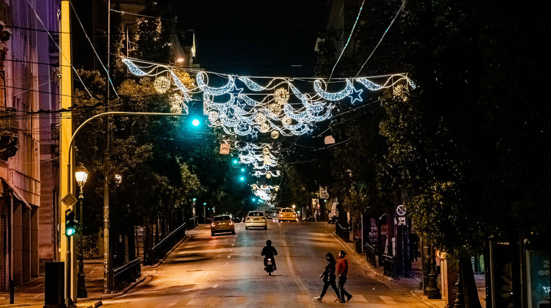 Lockdown στην Αθήνα - Πεζοί διασχίζουν κάθετα τη Σταδίου