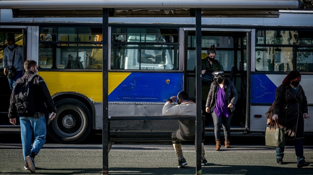 Επιβάτες - Στάση λεωφορείου
