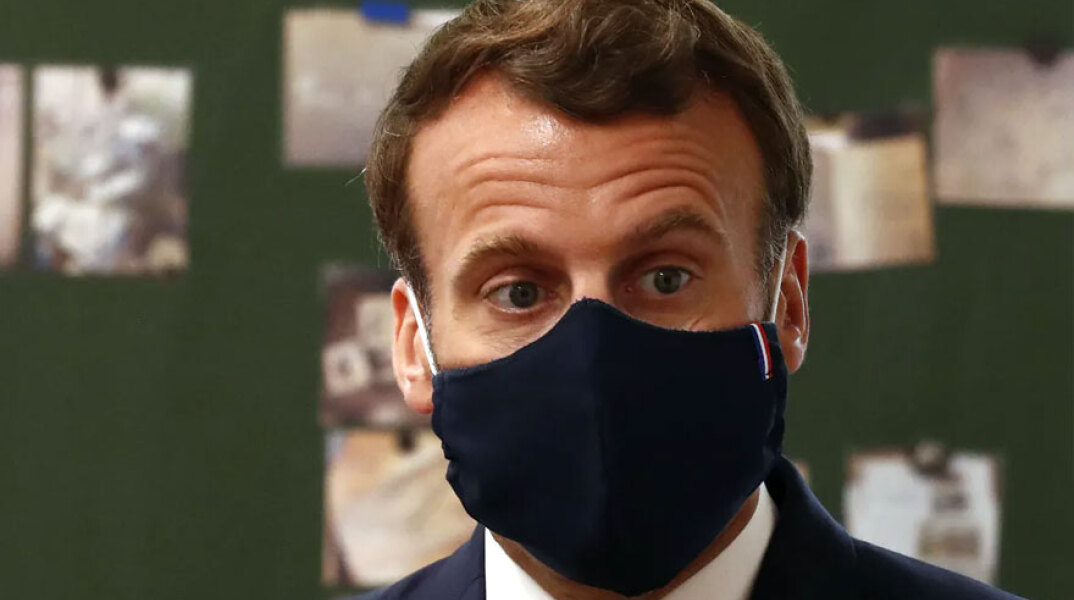Ο Εμανουέλ Μακρόν με προστατευτική μάσκα για τον κορωνοϊό