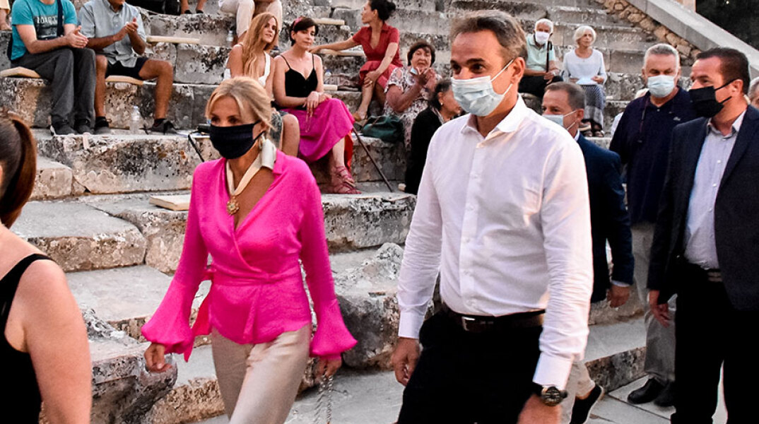Ο Κυριάκος Μητσοτάκης και η σύζυγός του, Μαρέβα, με προστατευτική μάσκα για τον κορωνοϊό