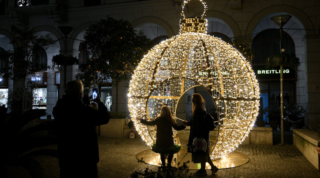 Χριστούγεννα 2020: Πολίτες στη στολισμένη οδό Βουκουρεστίου στο κέντρο της Αθήνας