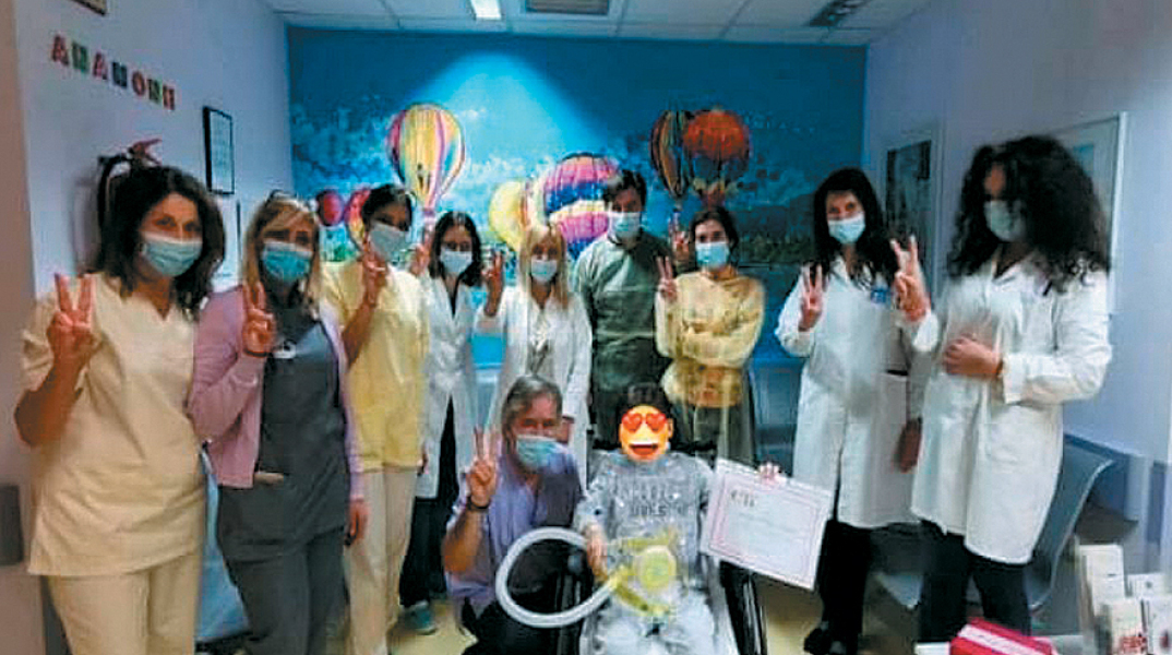 Ο 8χρονος Γιάννης βγαίνει από τη ΜΕΘ όπου νοσηλευόταν με κορωνοιό