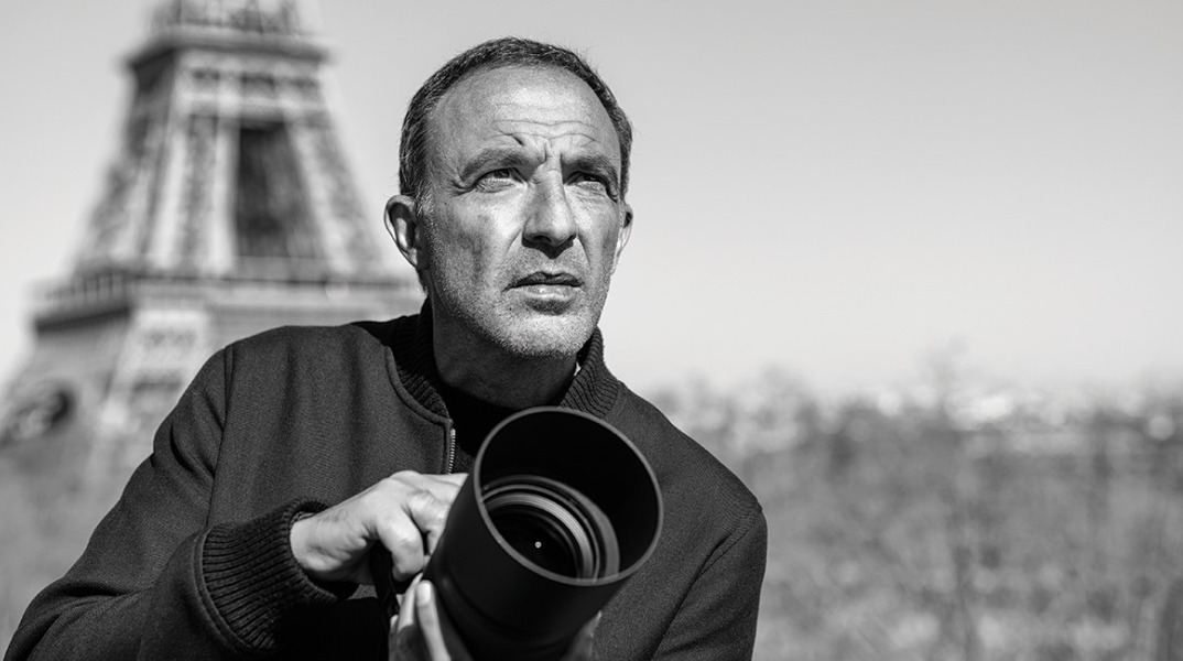 Η Σταυρούλα Παναγιωτάκη συνομιλεί με το Νίκο Αλιάγα για την φωτογραφία του, που η Δήμαρχος Παρισίων, Anne Hidalgo επέλεξε για να στείλει ευχές.