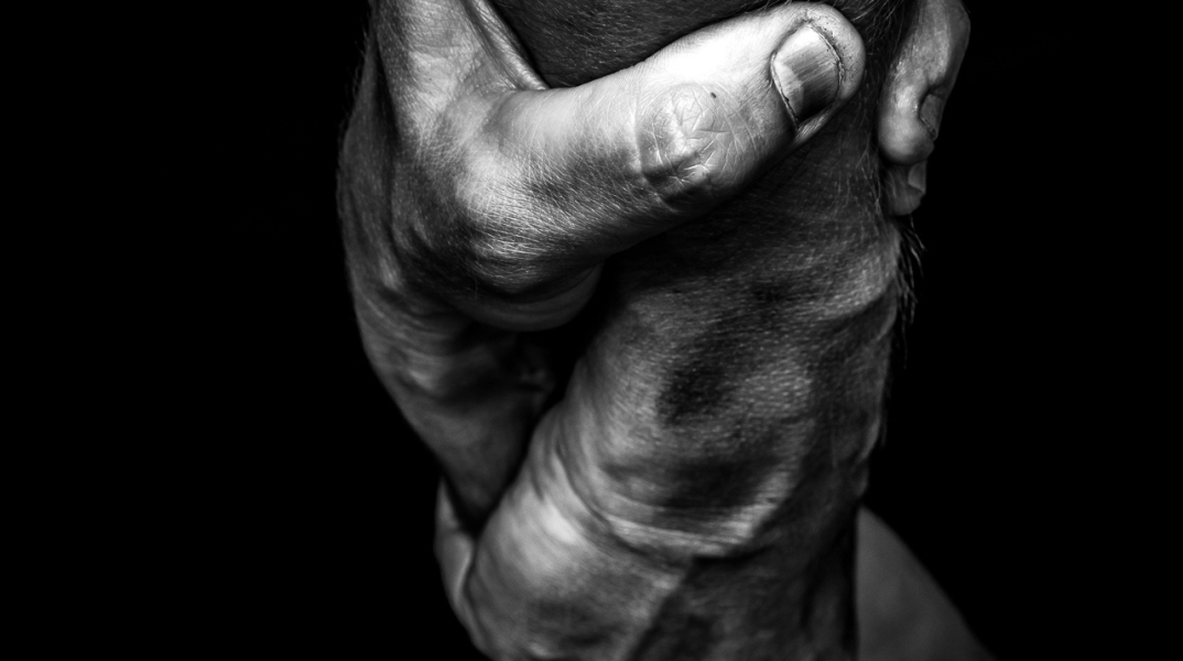 Χέρια που κρατάει το ένα το άλλο