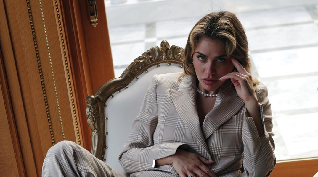 Κόνι Μεταξά: H ηθοποιός, τραγουδίστρια, performer μιλάει για τη χρονιά που πέρασε και τα σχέδιά τHW για το 2021.