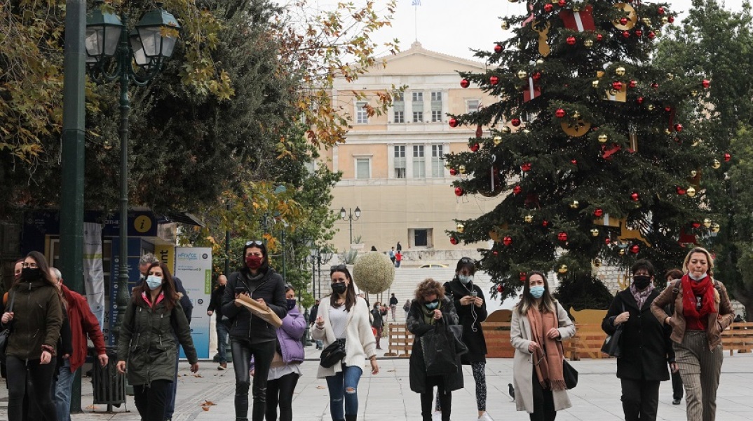 Πολίτες στη στολισμένη πλατεία Συντάγματος