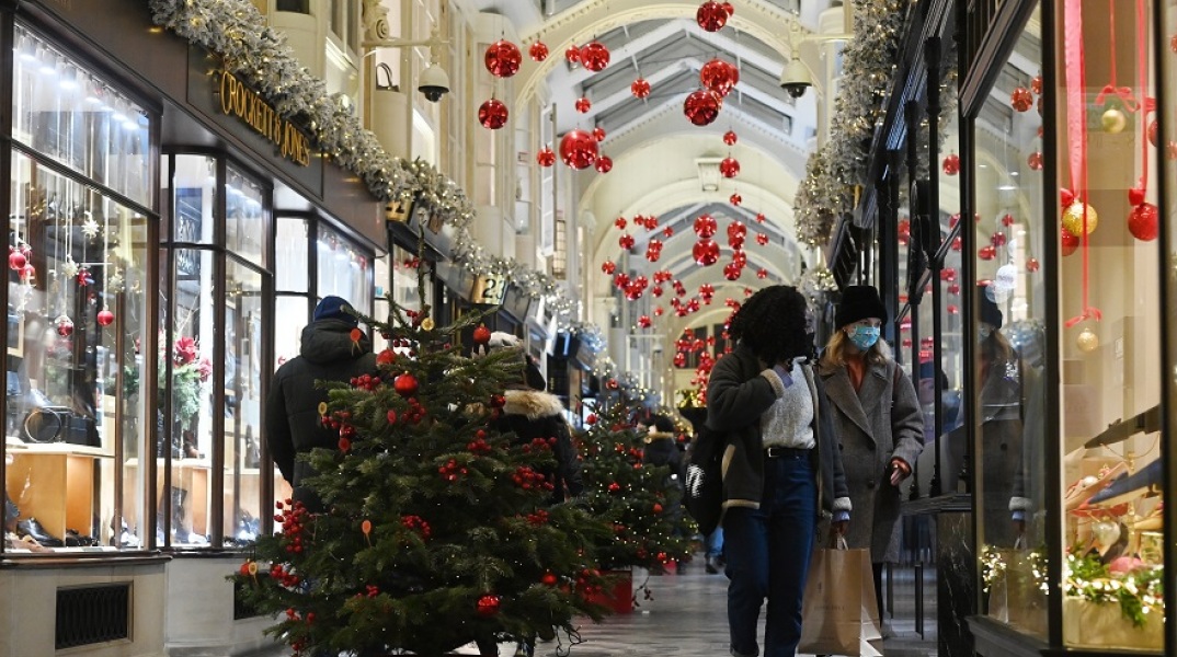 Πολίτες με μάσκα στην Μεγάλη Βρετανία