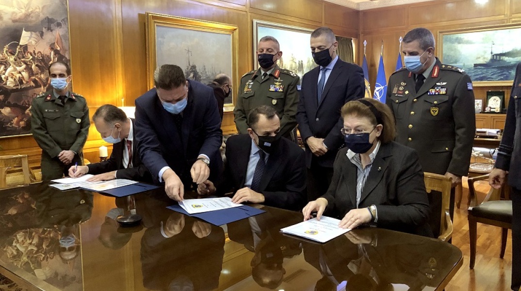 Στιγμιότυπο από την υπογραφή της σύμβασης