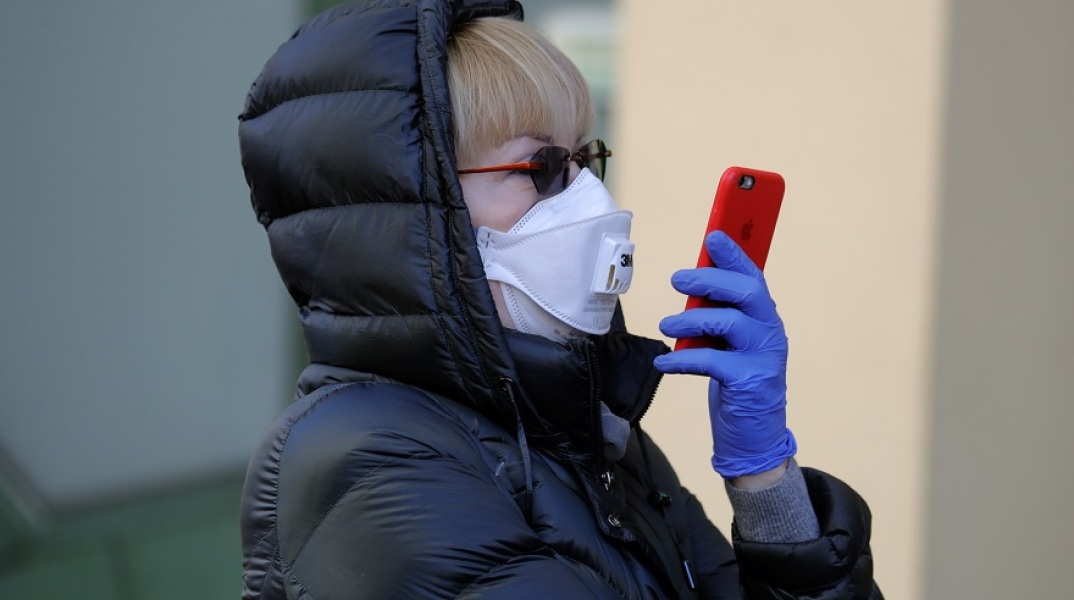 Γυναίκα με μάσκα και γάντια 