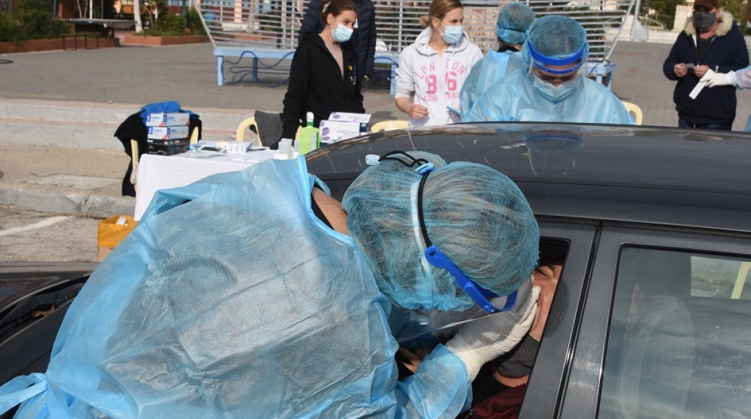 Στιγμιότυπο από την πραγματοποίηση rapid test μέσα στο αυτοκίνητο