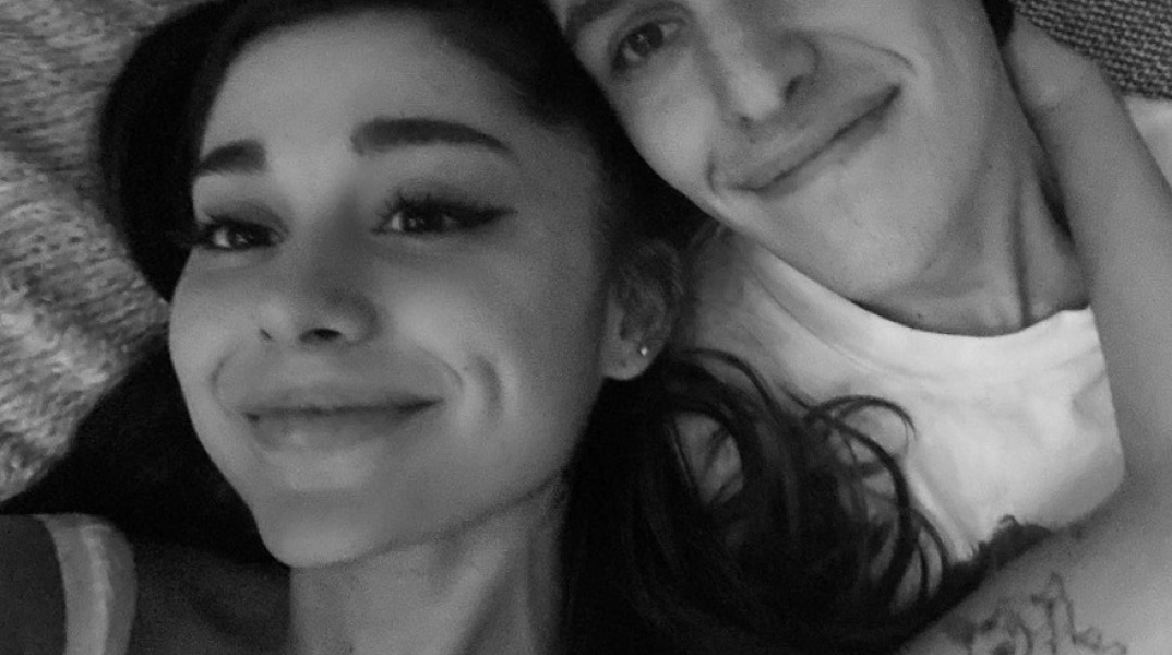 Η Αριάνα Γκράντε με τον αρραβωνιαστικό της 