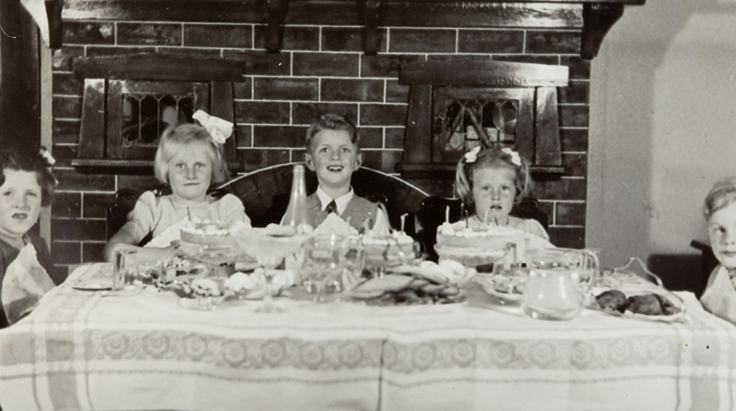 Παιδιά γύρω από το τραπέζι