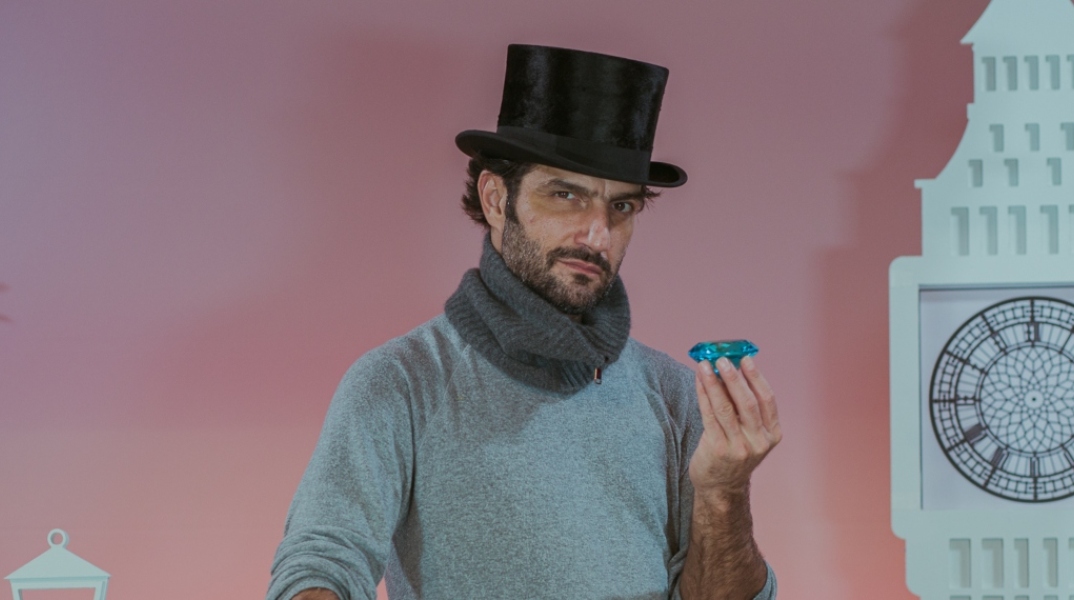 Ο Νίκος Κουρής στο ρόλο του Σέρλοκ Χόλμς στην παράσταση «Ο Σέρλοκ Χόλμς και ο κλέφτης των Χριστουγέννων»