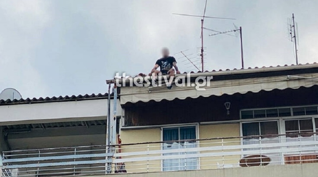 Άνδρας απειλεί να βουτήξει στο κενό από ταράτσα πολυκατοικίας