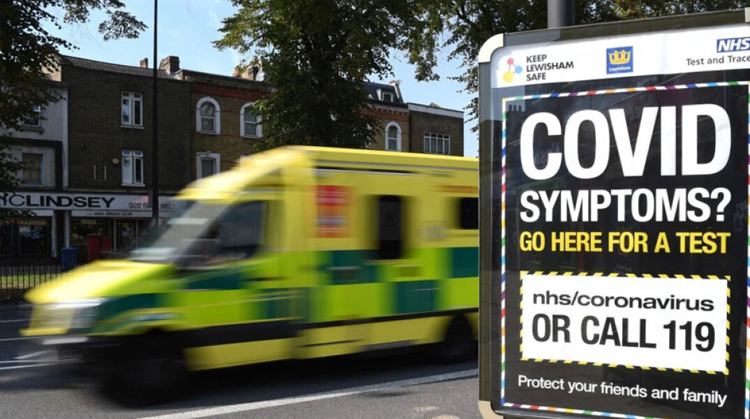 Ασθενοφόρο κινείται με ταχύτητα σε δρόμο στην Αγγλία - Η ταμπέλα ενημερώνει για το πού μπορεί να κάνει κάποιος τεστ για κορωνοϊό
