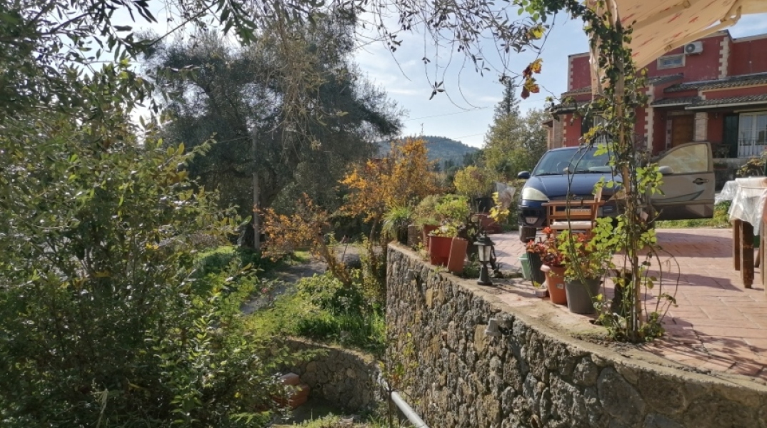 Ο συγγραφέας Χρήστος Ι. Δούλης περιγράφει την καθημερινότητά από το νησί του, την Κέρκυρα