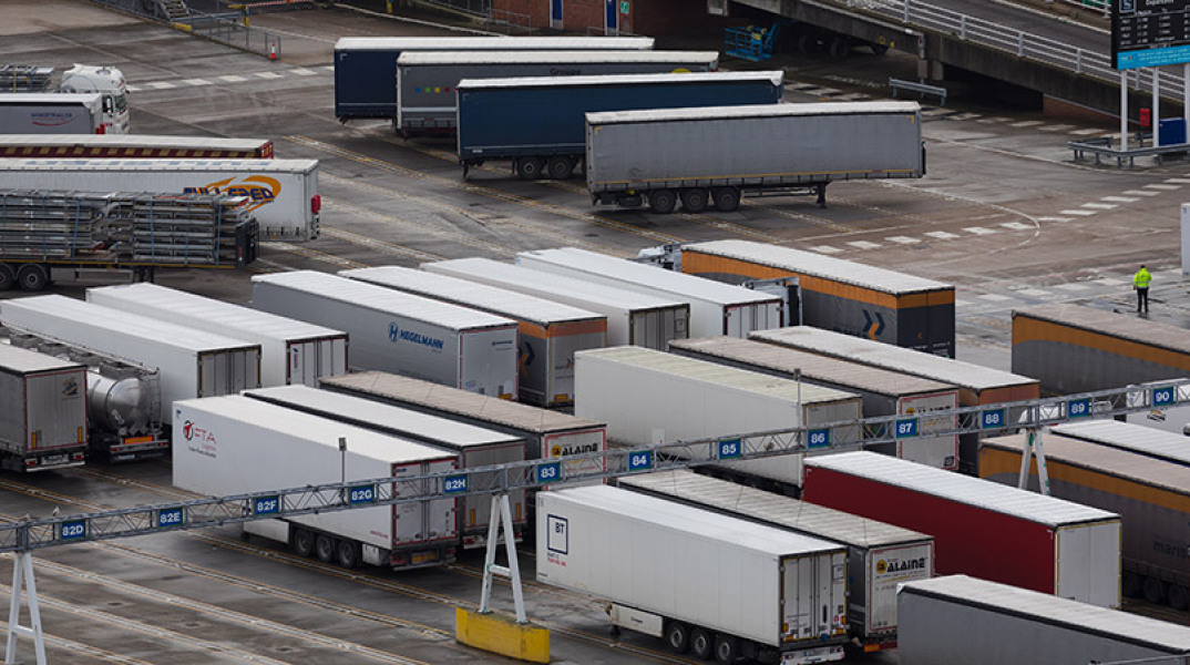 Νοτ. Αγγλία: Ατελείωτη ουρά φορτηγών μετά το κλείσιμο των συνόρων
