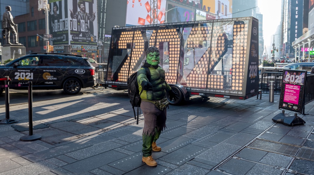 Άνθρωπος-μασκότ του σούπερ ήρωα Χαλκ, στην πλατεία Times Square στη Νέα Υόρκη