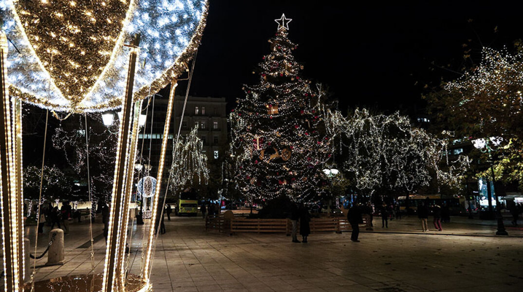 Χριστούγεννα 2020: Το χριστουγεννιάτικο δέντρο στην πλατεία Συντάγματος